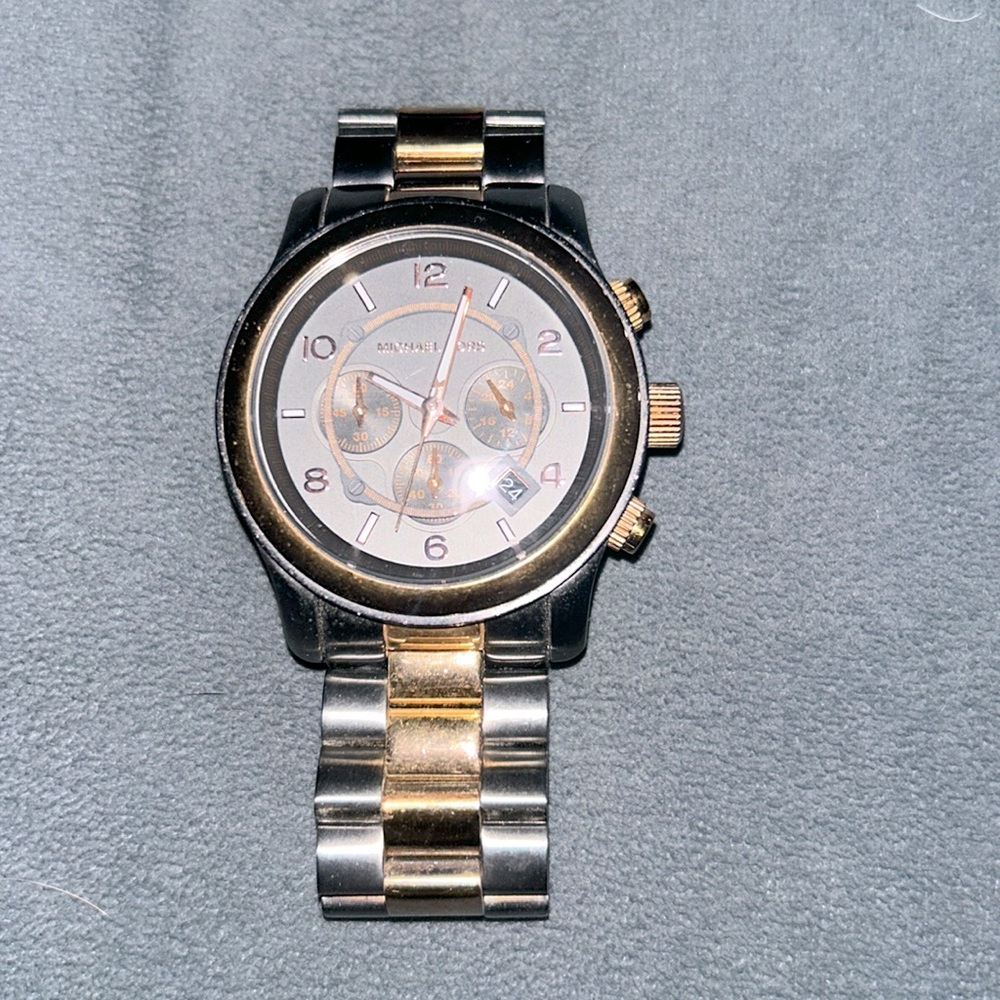Michael Kors watch. Unisex. Beautiful condition!!